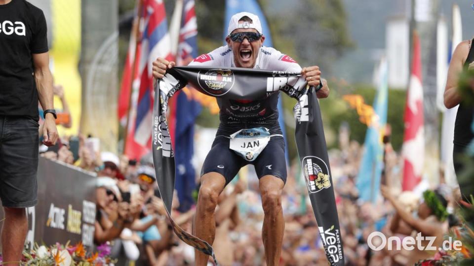 Triathlon: Ironman-WM auf Hawaii. Jan Frodeno aus Deutschland reagiert nach dem Triathlon-Sieg. Bild: Marco Garcia/AP/dpa
