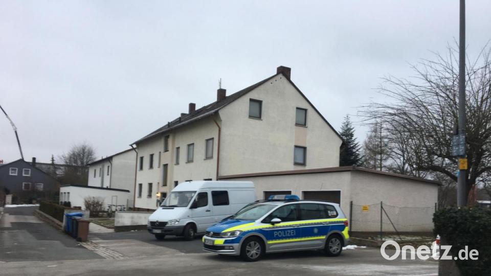 Rund um dieses Mehrfamilienhaus in Altenstadt/WN ermittelt gerade die Kriminalpolizei Weiden: Eine 22-Jährige ist darin am Mittwochmorgen tot aufgefunden worden. Bild: gsb