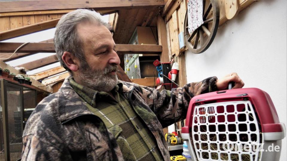 Dieter Brandl verschließt die Kiste. Bild: ubb