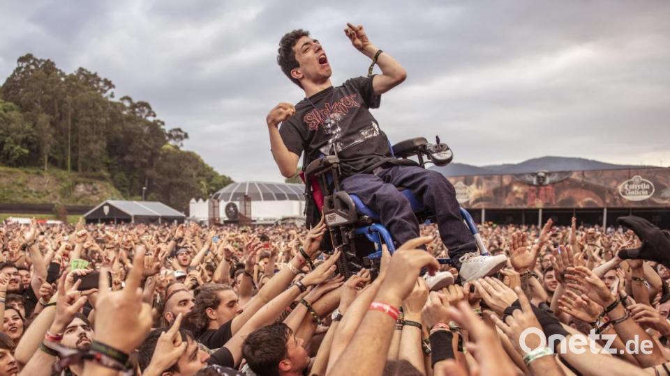 Ein junger Mann im Rollstuhl wird während des Konzertes von Arch Enemy beim &quot;Resurrection Fest&quot; in die Höhe gehoben. Das Foto der spontanen Aktion sowie eine Videoaufnahme wurden in sozialen Netzwerken massenweise geklickt und positiv kommentiert. Bild: Daniel Cruz/Resurrection Fest Estrella Galicia/dpa
