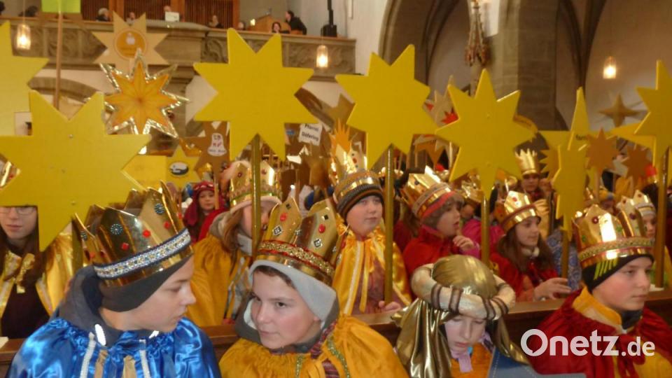 Die Sternträger nahmen in der alten Kirche Platz. Bild: Portner