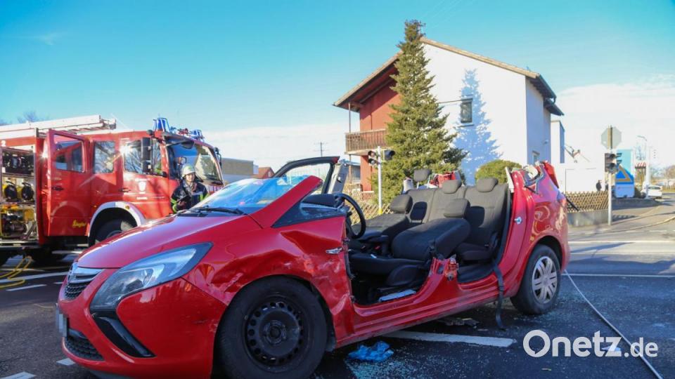 Weil bei der eingeklemmten Frau eine Wirbelsäulenverletzung nicht ausgeschlossen werden konnte, entschlossen sich die Rettungskräfte zu einer möglichst patientenschonenden Rettung. Dazu trennte die Feuerwehr das komplette Dach des Opels ab. Bild: Roland Wellenhoefer