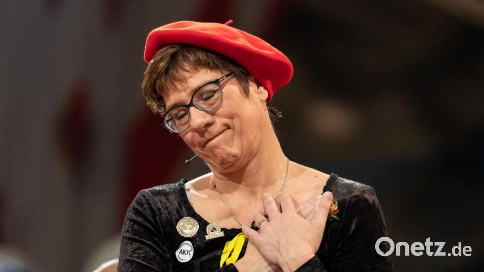Die Bundesvorsitzende der CDU, Annegret Kramp-Karrenbauer, steht vor dem Narrengericht und verzieht das Gesicht. Das Narrengericht in Stockach zitiert jedes Jahr politische Prominenz vor seine Schranken. Die Veranstaltung gilt als einer der Fastnachtshöhepunkte im Südwesten. Bild: Patrick Seeger/dpa