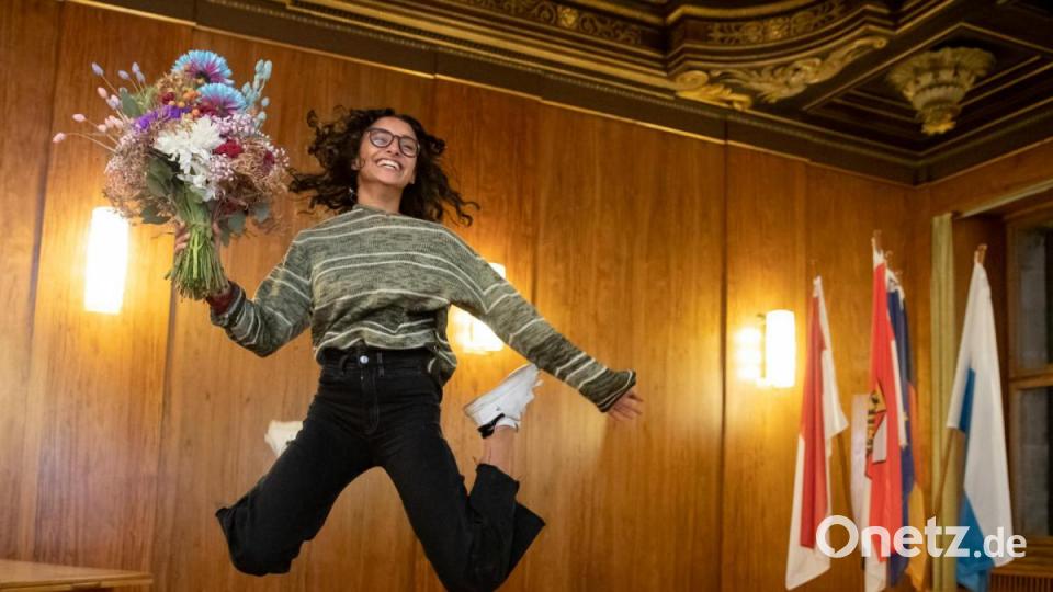 Das neu gewählte Nürnberger Christkind, Benigna Munsi, springt nach der Bekanntgabe des Wahlergebnisses für die Fotografen in die Luft. Bild: Daniel Karmann/dpa