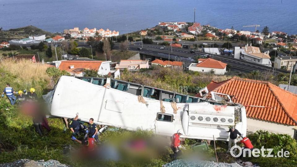 Rettungskräfte stehen nach einem schweren Busunglück auf der portugiesischen Ferieninsel Madeira an dem Bus. Bei dem Busunglück auf der portugiesischen Atlantikinsel Madeira sind 29 Menschen ums Leben gekommen. Bild: Rui Silva/Aspress/Global Imagens/dpa