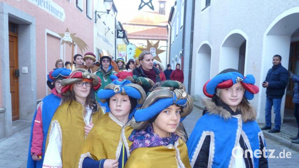 Mit Turban und goldenen Gewändern. Bild: Portner
