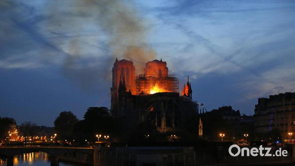 Ein Feuerwehrleute versuchen, das Feuer in der Kathedrale Notre-Dame zu löschen. Bild: Michael Euler/dpa