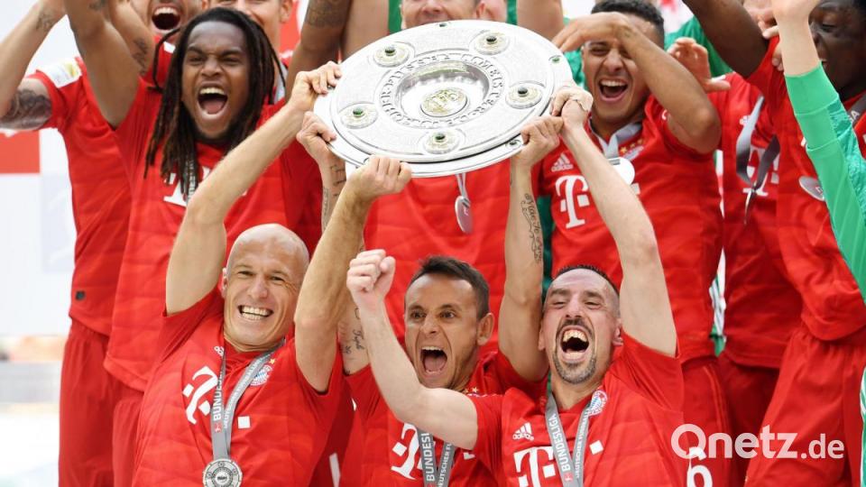 Arjen Robben, Rafinha und Franck Ribery jubeln mit der Meisterschale. Der FC Bayern gewinnt zum 29. Mal die Deutsche Meisterschaft. Bild: Tobias Hase/dpa
