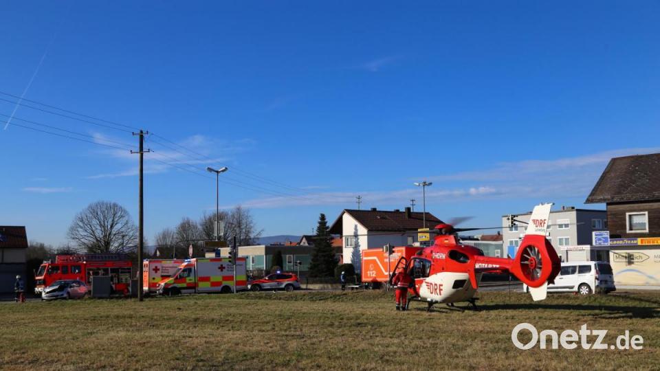 Vorsorglich war auch der Rettungshubschrauber Christoph 80 zur Einsatzstelle beordert worden. Bild: Roland Wellenhoefer