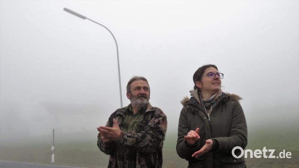 Geschafft, das war's. Die ganze Aktion dauert etwa fast drei Stunden. Der Waldkauz und die zwei Elstern haben die Freiheit wieder. Dieter Brandl und Susanne Pätz konnten wieder drei heimische Vögel retten. Bild: ubb
