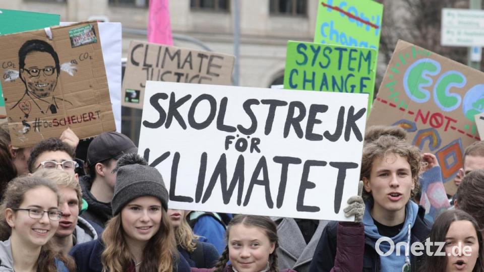 Die schwedische Schülerin Greta Thunberg nimmt an der Abschlusskundgebung der &quot;Fridays for Future&quot;- Demonstration am Brandenburger Tor, während die deutsche Klimaaktivistin Lisa Neubauer (Zweite von links) neben ihr steht. Bild: Michael Kappeler/dpa
