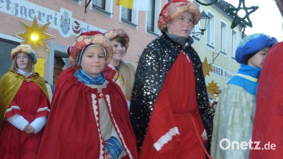 Mit flotten Schritten geht es zur Eröffnungsfeier. Bild: Portner