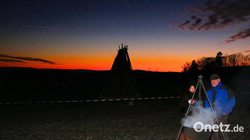 Warten auf die Gäste. Die Silhouette des Bergfeuers vor dem dunkelrot gefärbten Nachthimmel. Bild: bsc