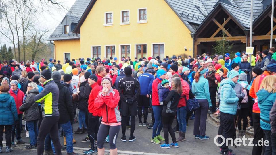Viele Teilnehmer versammeln sich vor dem Vorbacher Gemeindezentrum. Dann geht es los. Bild: wmi
