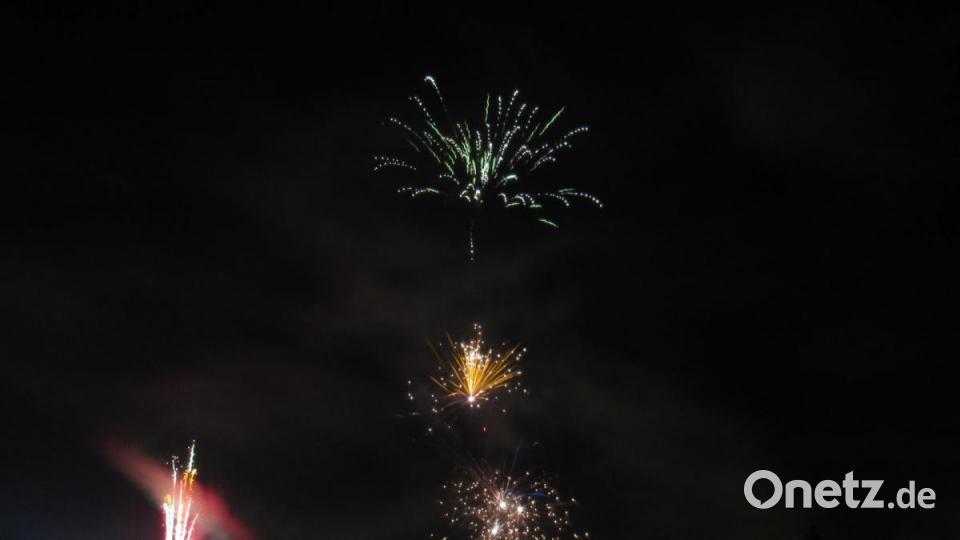 Feuerwerk in der Hammerwegsiedlung in Weiden. Bild: Hans Kayser