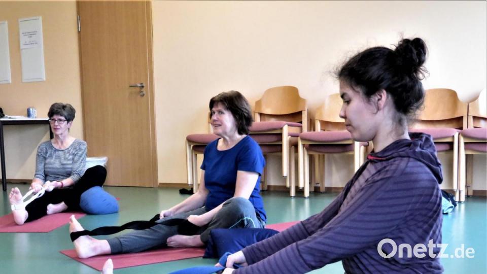Im Grundkurs versuchen sich junge und ältere Teilnehmerinnen gemeinsam an der exakten Ausfführung der &quot;Asanas&quot; (Übungen). Bild: ubb