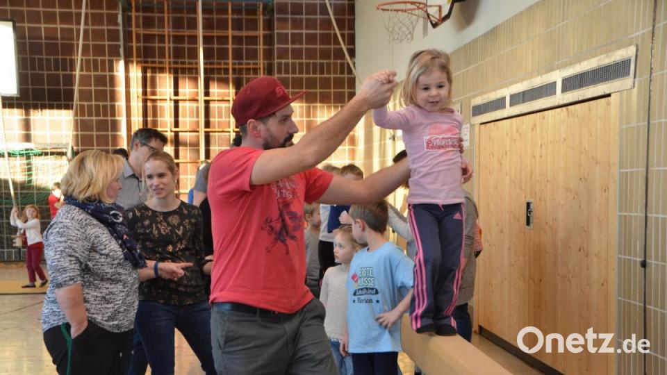 Das pure Leben tobte beim Indoorspielplatz in der Eglseeturnhalle, die zu einem Riesenspielplatz umfunktioniert wurde und den die Mädchen und Buben im Nu eroberten. Bild: dob