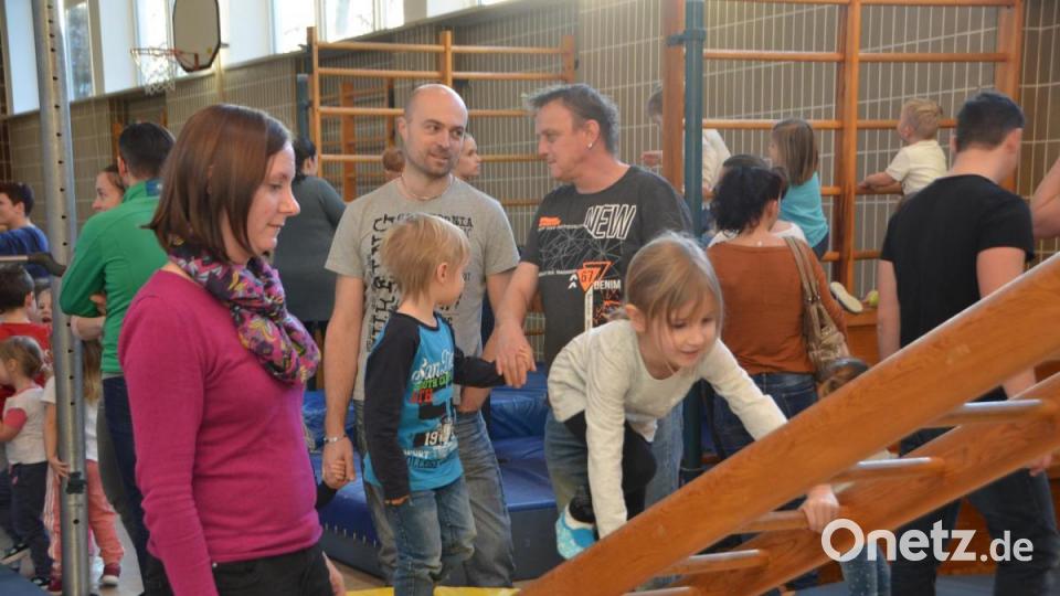 Das pure Leben tobte beim Indoorspielplatz in der Eglseeturnhalle, die zu einem Riesenspielplatz umfunktioniert wurde und den die Mädchen und Buben im Nu eroberten. Bild: dob