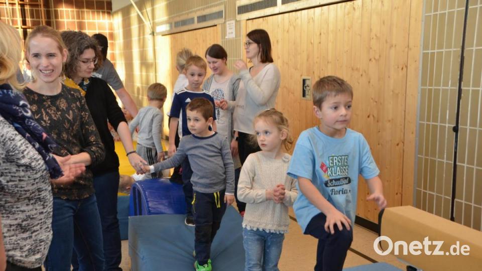 Das pure Leben tobte beim Indoorspielplatz in der Eglseeturnhalle, die zu einem Riesenspielplatz umfunktioniert wurde und den die Mädchen und Buben im Nu eroberten. Bild: dob