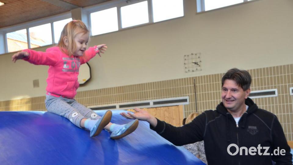 Das pure Leben tobte beim Indoorspielplatz in der Eglseeturnhalle, die zu einem Riesenspielplatz umfunktioniert wurde und den die Mädchen und Buben im Nu eroberten. Bild: dob