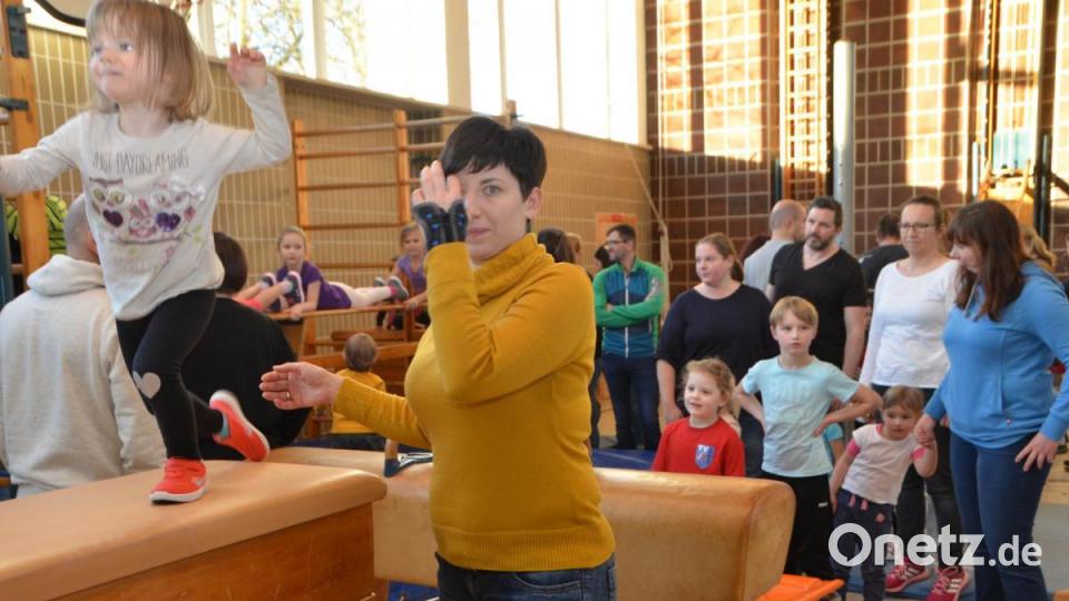 Das pure Leben tobte beim Indoorspielplatz in der Eglseeturnhalle, die zu einem Riesenspielplatz umfunktioniert wurde und den die Mädchen und Buben im Nu eroberten. Bild: dob