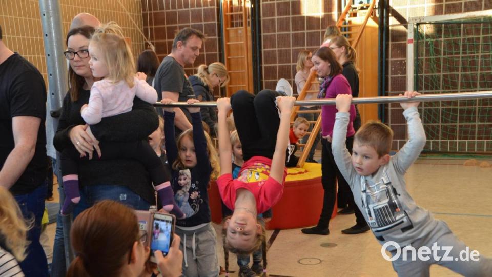 Das pure Leben tobte beim Indoorspielplatz in der Eglseeturnhalle, die zu einem Riesenspielplatz umfunktioniert wurde und den die Mädchen und Buben im Nu eroberten. Bild: dob
