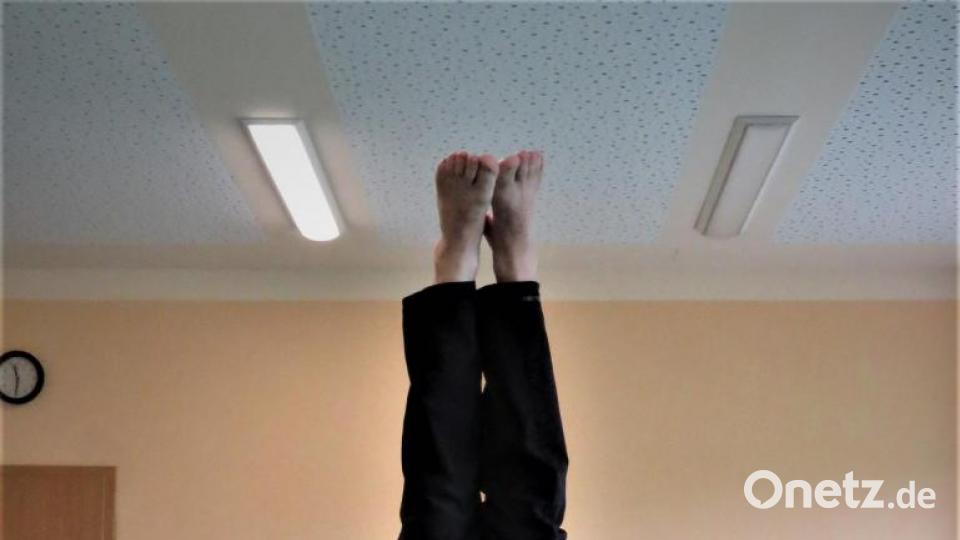 Ein Handstand wie eine Eins. Diese Yoga-Übung gehört in den Fortgeschrittenenkurs. Bild: ubb