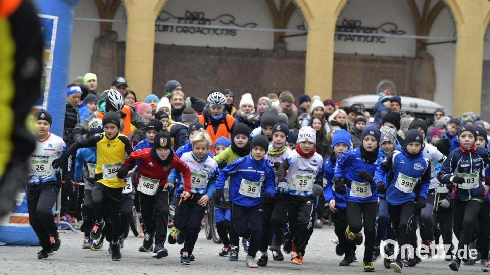 Noch eng beieinander ist das Feld im Schüler-Rennen über 1100 Meter kurz nach dem Startschuss. Bild: Hubert Ziegler