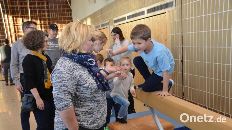 Das pure Leben tobte beim Indoorspielplatz in der Eglseeturnhalle, die zu einem Riesenspielplatz umfunktioniert wurde und den die Mädchen und Buben im Nu eroberten. Bild: dob