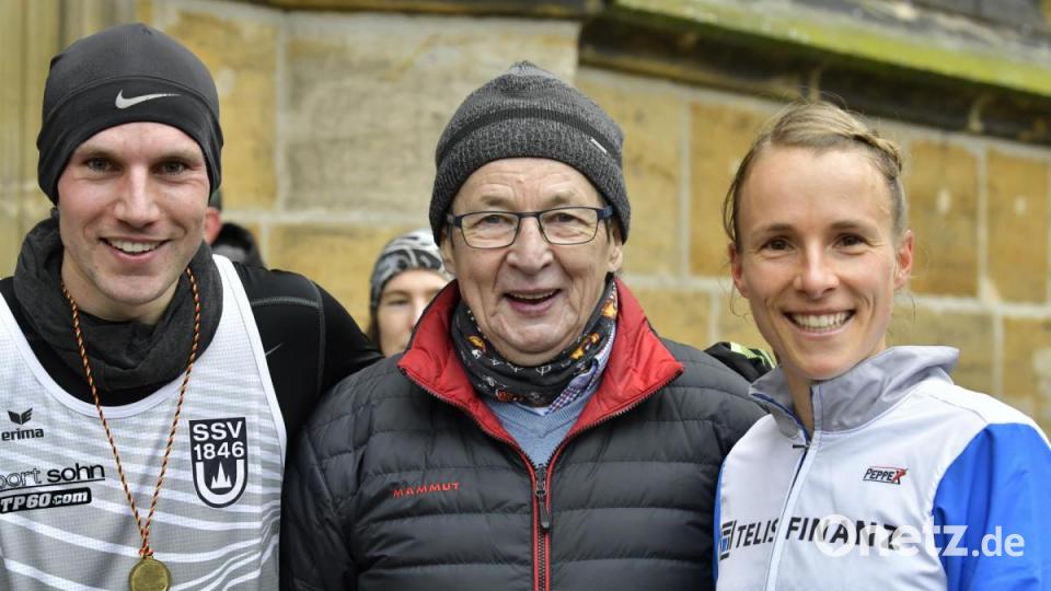 Organisator Bernd Stief (Mitte) von CIS Amberg mit Siegerin Domenika Mayer (rechts) und Sieger Korbinian Völkl. Bild: Hubert Ziegler