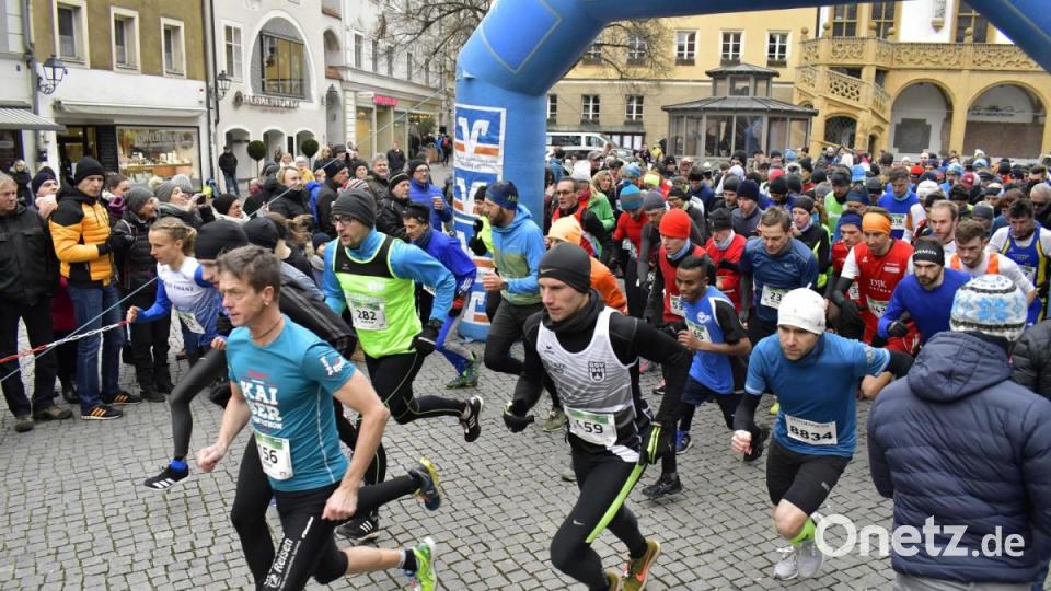 Mit 651 Läufern gab es einen neuen Teilnehmerrekord beim Amberger Silvesterlauf. Bild: Hubert Ziegler