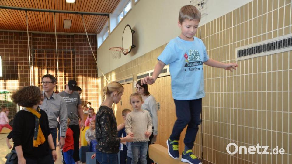 Das pure Leben tobte beim Indoorspielplatz in der Eglseeturnhalle, die zu einem Riesenspielplatz umfunktioniert wurde und den die Mädchen und Buben im Nu eroberten. Bild: dob