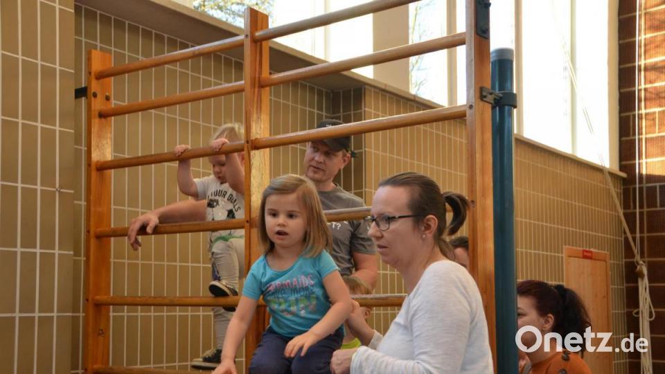 Das pure Leben tobte beim Indoorspielplatz in der Eglseeturnhalle, die zu einem Riesenspielplatz umfunktioniert wurde und den die Mädchen und Buben im Nu eroberten. Bild: dob