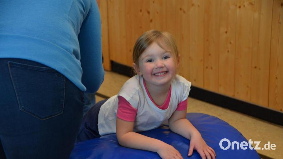 Das pure Leben tobte beim Indoorspielplatz in der Eglseeturnhalle, die zu einem Riesenspielplatz umfunktioniert wurde und den die Mädchen und Buben im Nu eroberten. Bild: dob