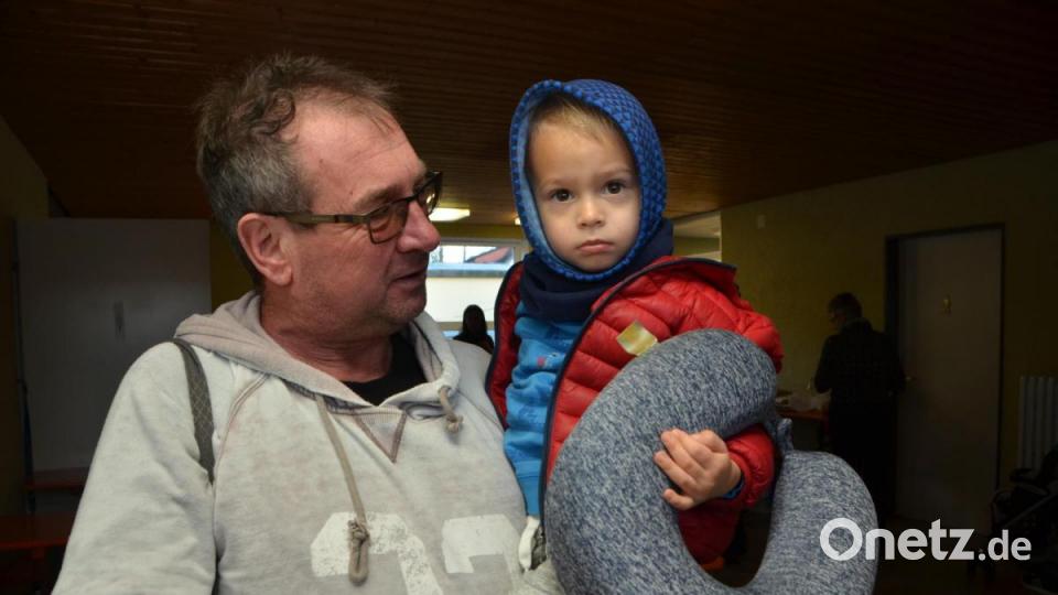 Opa Josef Wolfrath kommt mit seinem Enkel Max zum Turnen vorbei. Bild: dob