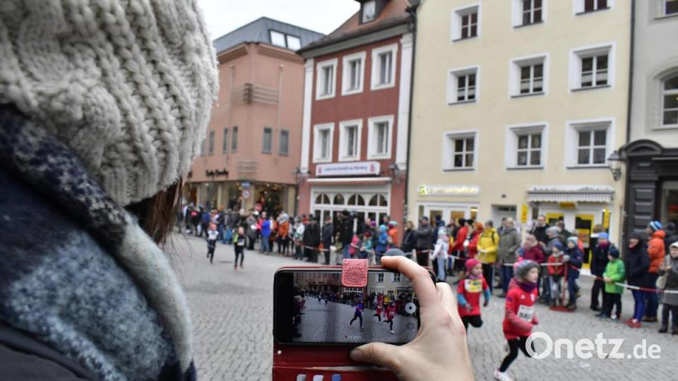 Der Zieleinlauf des Kinder-Rennens auf Video festgehalten. Die Jüngsten hatten eine 600-Meter-Strecke zu absolvieren. Bild: Hubert Ziegler
