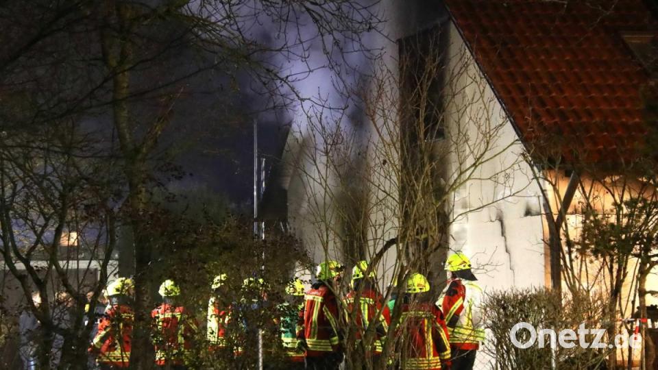 Ein Mann ist bei einem Hausbrand in Landshut ums Leben gekommen, zwei Menschen wurden verletzt. Bild: Auer Alexander