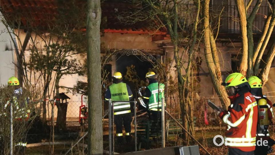 Ein Mann ist bei einem Hausbrand in Landshut ums Leben gekommen, zwei Menschen wurden verletzt. Bild: Auer Alexander