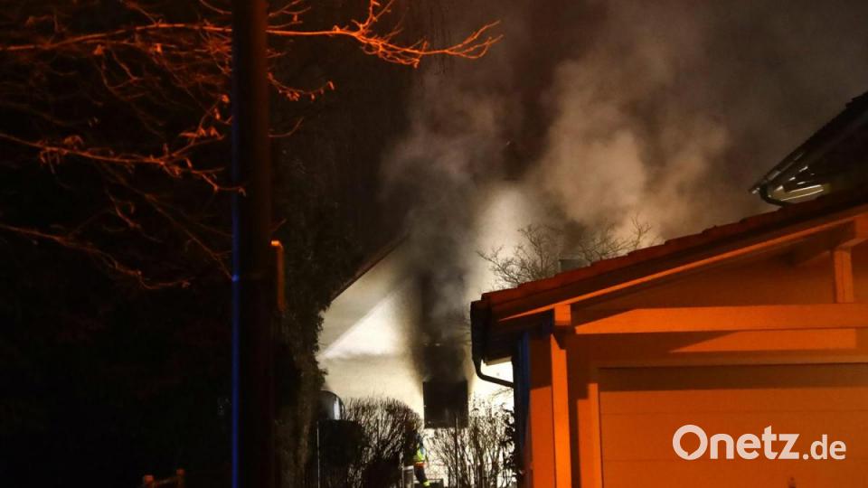 Ein Mann ist bei einem Hausbrand in Landshut ums Leben gekommen, zwei Menschen wurden verletzt. Bild: Auer Alexander