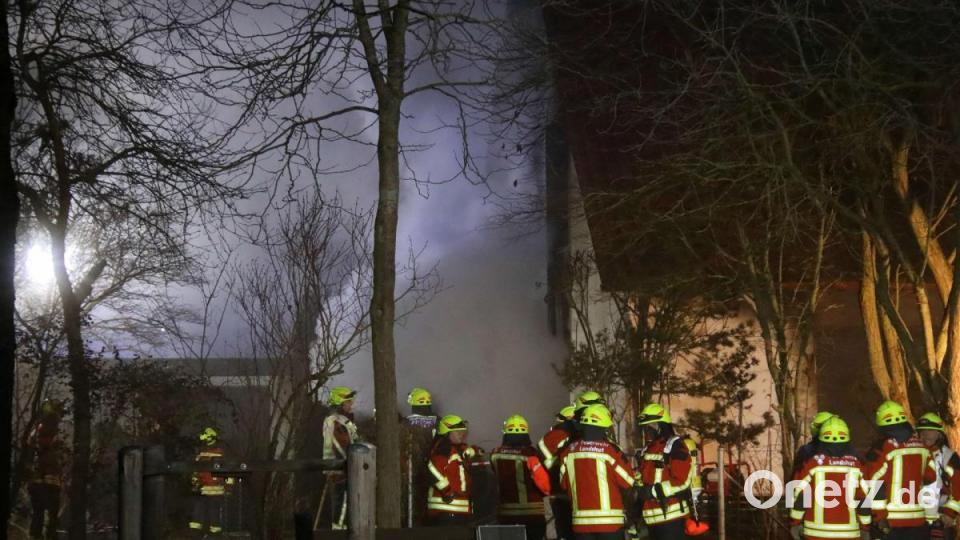 Ein Mann ist bei einem Hausbrand in Landshut ums Leben gekommen, zwei Menschen wurden verletzt. Bild: Auer Alexander