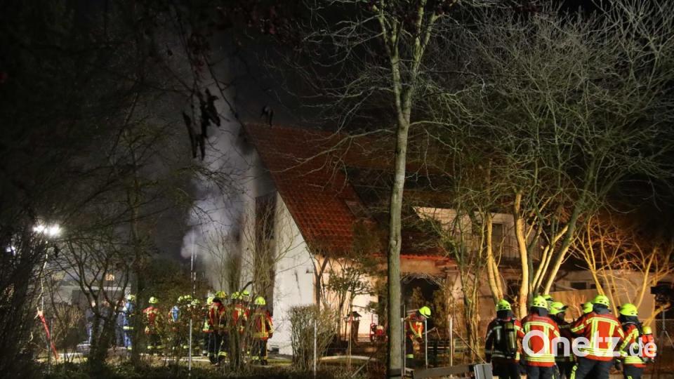 Ein Mann ist bei einem Hausbrand in Landshut ums Leben gekommen, zwei Menschen wurden verletzt. Bild: Auer Alexander