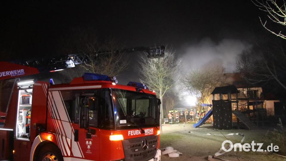 Ein Mann ist bei einem Hausbrand in Landshut ums Leben gekommen, zwei Menschen wurden verletzt. Bild: Auer Alexander