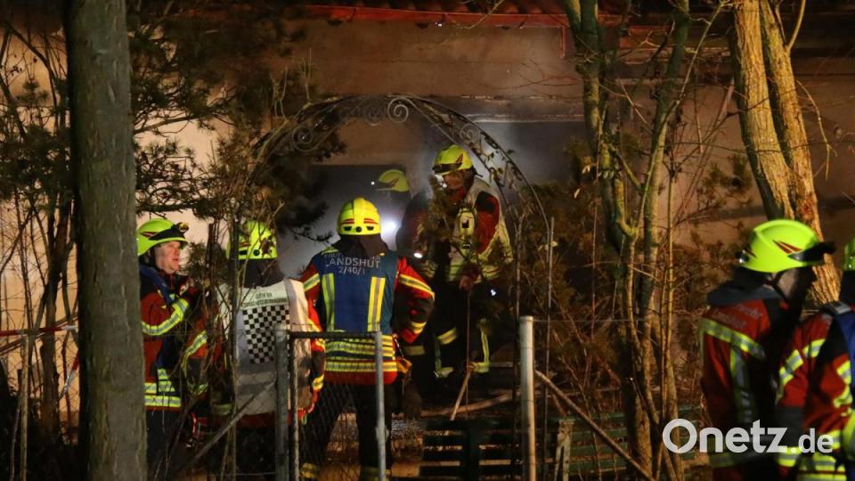 Ein Mann ist bei einem Hausbrand in Landshut ums Leben gekommen, zwei Menschen wurden verletzt. Bild: Auer Alexander