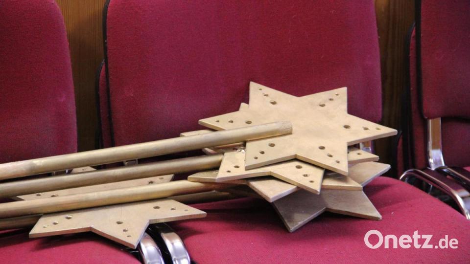 Sternenregen auf den Stühlen im Pfarrheim: Der Stern von Bethlehem wartet auf seinen Einsatz. Bild: gri