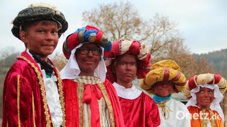 Fünf Sternsinger-Gruppen, fünf Mohren: Schon frühmorgens wurden die Buben eingekleidet und geschminkt. Bild: gri