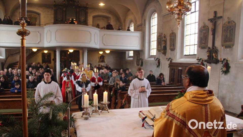 Pfarrer Moses Gudapati sandte die Sternsinger beim Gottesdienst aus. Bild: gri