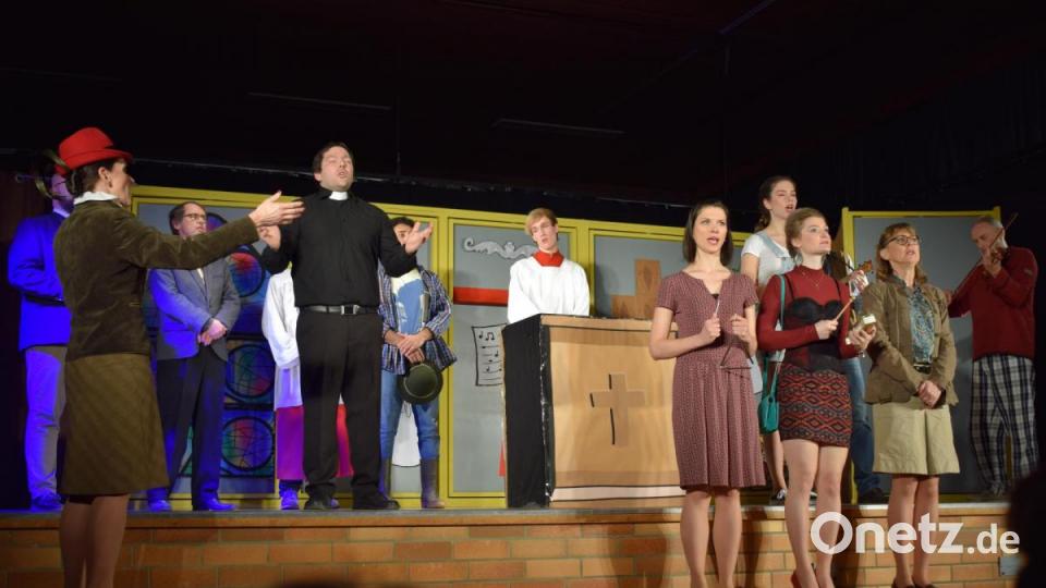 Die Glasfabrik muss schließen, dem Ort droht Arbeitslosigkeit. Da hilft nur noch beten. Bild: bnr