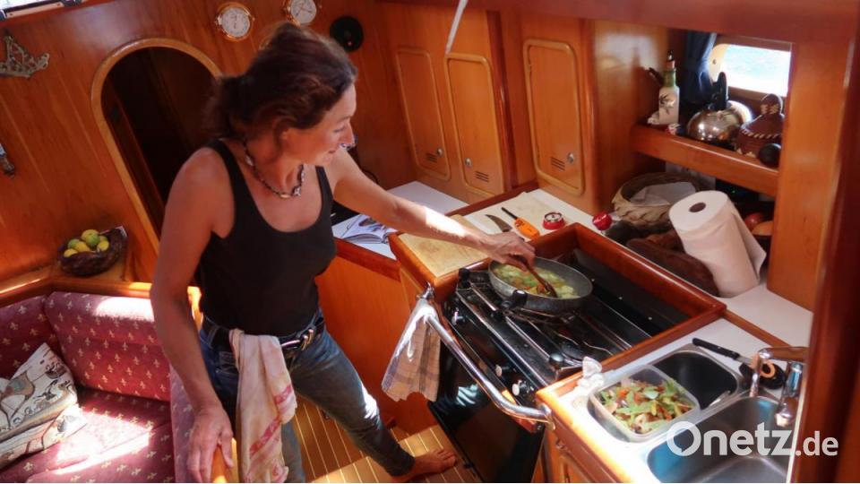 Akrobatisches Kochen während der Atlantiküberfahrt. Bild: Lisa und Horst Mösbauer/exb