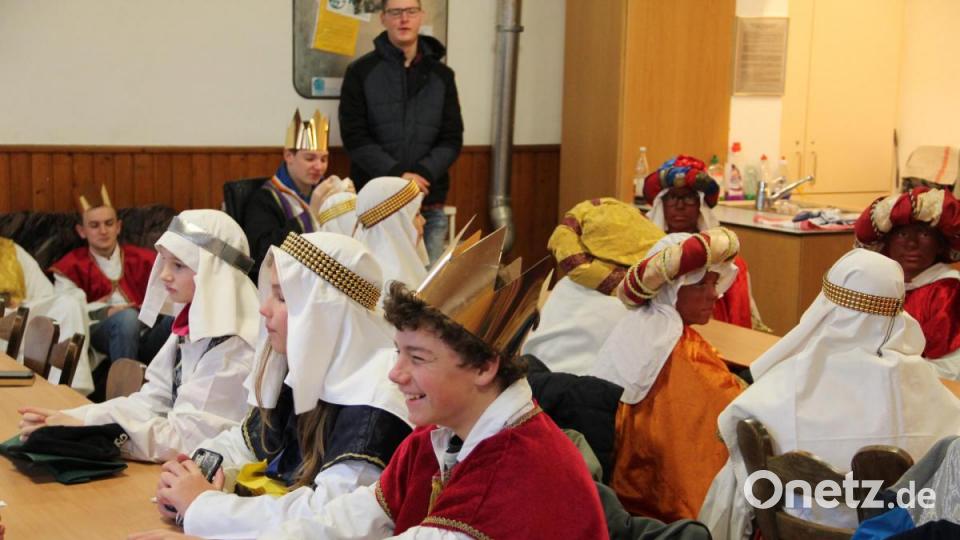 Vor dem Gottesdienst wärmten sich die Sternsinger im Pfarrheim auf. Bild: gri