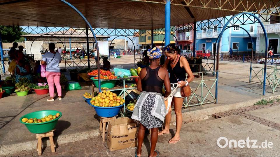 Proviant einkaufen auf dem Markt in Mindelo auf den Kap Verden, vor der bevorstehenden ersten Atlantiküberquerung. Bild: Lisa und Horst Mösbauer/exb